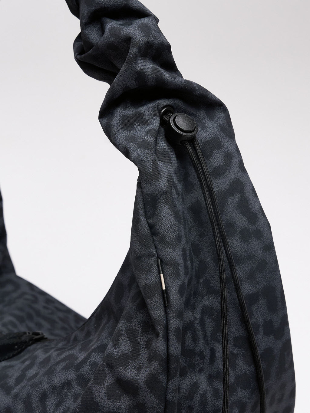 Moonbag Ruffle Cat shark Black