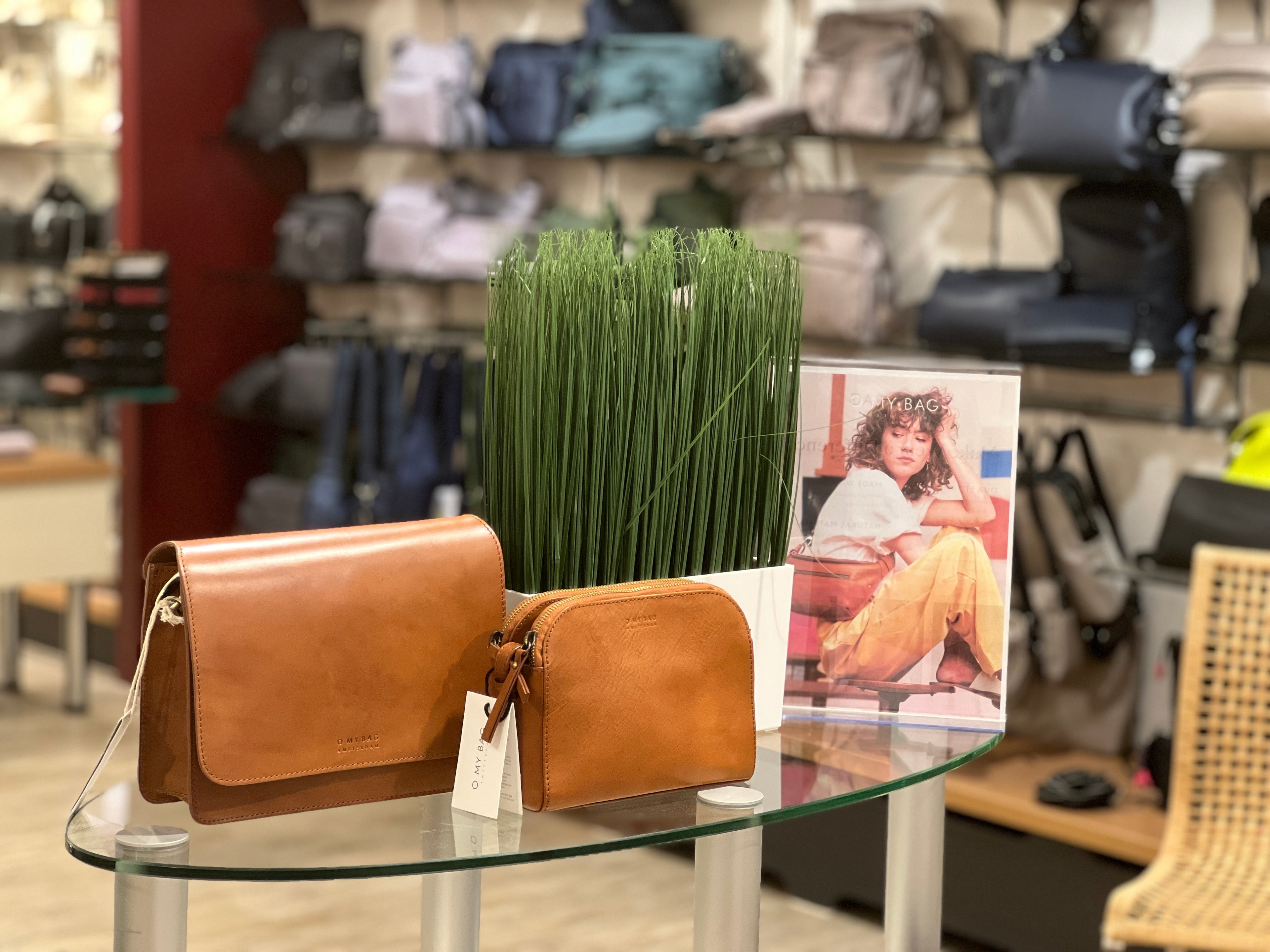 zwei Handtaschen auf einem Podest